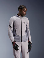 Kurtka Alpinestars Aeroshell Airflow, Mid Gray Anthracite, noszona przez modela z dopasowanymi spodniami tekstylnymi i czarnymi rękawicami z czerwonymi akcentami, laserowo perforowane strefy i panele z siatki dla lepszej wentylacji, smukły sportowy krój do jazdy motocyklowej