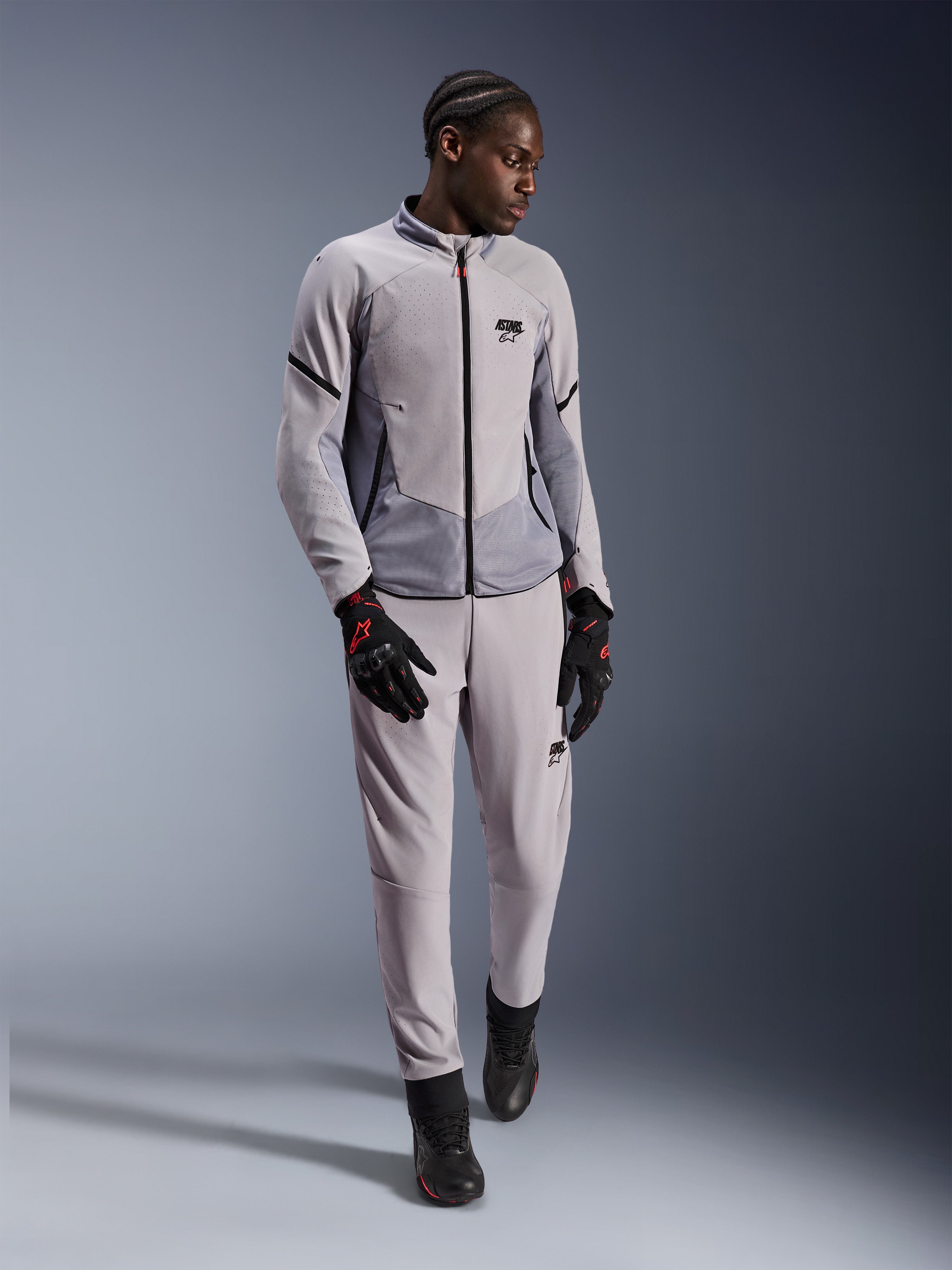Kurtka Alpinestars Aeroshell Airflow, Mid Gray Anthracite, tekstylna kurtka motocyklowa z laserowymi perforacjami i panelami z siatki, noszona z pasującymi spodniami i czarnymi akcesoriami do jazdy, lekka i sportowa konstrukcja na ciepłe dni