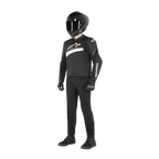 Motocyklista w kurtce Alpinestars T-GP Plus R V4 Airflow w kolorze czarno-białym, tekstylna kurtka motocyklowa z panelami z siatki i białym logo Alpinestars, w zestawie z czarnym kaskiem, czarnymi rękawicami motocyklowymi, czarnymi spodniami i czarnymi butami