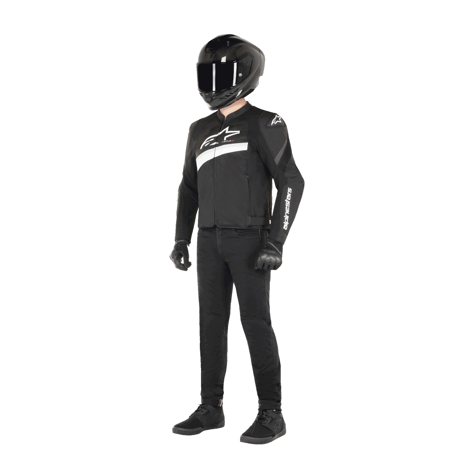 Motocyklista w kurtce Alpinestars T-GP Plus R V4 Airflow w kolorze czarno-białym, tekstylna kurtka motocyklowa z panelami z siatki i białym logo Alpinestars, w zestawie z czarnym kaskiem, czarnymi rękawicami motocyklowymi, czarnymi spodniami i czarnymi butami