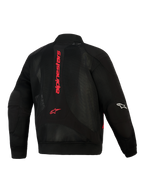 Kurtka Alpinestars Flight Air, czarna z jaskrawoczerwonymi akcentami, widok z tyłu ukazujący konstrukcję z siatki 3D, pionowe czerwone logo Alpinestars na plecach, sylwetka w stylu bomber z prążkowanym pasem i mankietami, białe logo na rękawie