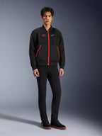 Alpinestars Flight Air Jacket w kolorze Black Bright Red, miejska kurtka motocyklowa w stylu bomber z panelami z siatki 3D i jaskrawymi czerwonymi zamkami, noszona przez modela z czarnymi spodniami slim-fit i czarnymi sneakersami, współczesna odzież motocyklowa inspirowana stylem ulicznym