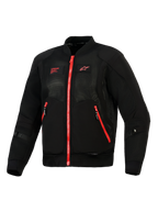 Alpinestars Flight Air Jacket, czarno-czerwona, widok z przodu lekkiej kurtki motocyklowej w stylu bomber z panelami z siatki 3D, kontrastującymi czerwonymi zamkami i czerwonym logo Alpinestars na piersi.