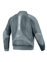 Kurtka Alpinestars Flight Air, miejska kurtka motocyklowa, Storm Gray, widok z tyłu z dużym pionowym białym logo Alpinestars, obszernymi panelami z siatki 3D zapewniającymi przepływ powietrza oraz ściągaczami w pasie i przy mankietach w stylu bomber