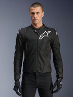 Kurtka Alpinestars Viper Air V4, czarna tekstylna kurtka motocyklowa, białe logo z gwiazdą na klatce piersiowej i ramionach, duże panele z siatki mesh dla maksymalnego przepływu powietrza, wysoki kołnierz, zapięcie na zamek, sportowy wyścigowy design