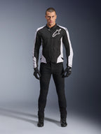 Kurtka Alpinestars Viper Air V4, czarno-biała kurtka motocyklowa z dużym białym logo na klatce piersiowej, noszona przez modela w czarnych spodniach i rękawicach, panele siatkowe zapewniające wentylację, sportowa odzież do jazdy szosowej