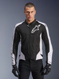 Alpinestars Viper Air V4 Jacket, motocyklowa kurtka wyścigowa, czarno-biała, noszona przez motocyklistę, konstrukcja z technicznej siatki i materiału tekstylnego z białymi panelami na ramionach, wyraźne logo gwiazdy na klatce piersiowej, sportowy design, w zestawieniu z czarnymi rękawicami motocyklowymi