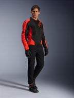 Kurtka Alpinestars Viper Air V4, kurtka motocyklowa, czerwona fluo i czarna, prezentowana na modelu z czarnymi jeansami motocyklowymi, czarnymi rękawicami i butami motocyklowymi, tekstylna konstrukcja z siatki mesh z wyrazistymi czerwonymi panelami i logo gwiazdy, sportowa odzież szosowa
