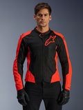 Alpinestars Viper Air V4 Jacket, kurtka motocyklowa wyścigowa, czerwona fluo i czarna, noszona przez modela w czarnych rękawicach, panele z siatki technologicznej dla wentylacji, sportowy design z logo gwiazdy Alpinestars na klatce piersiowej