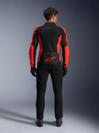 Kurtka Alpinestars Viper Air V4, czerwona fluorescencyjna i czarna, widok od tyłu ukazujący duże panele z siatki technologicznej i jaskrawoczerwone akcenty boczne, czerwone logo Alpinestars na dole pleców, noszona z czarnymi spodniami motocyklowymi i rękawicami
