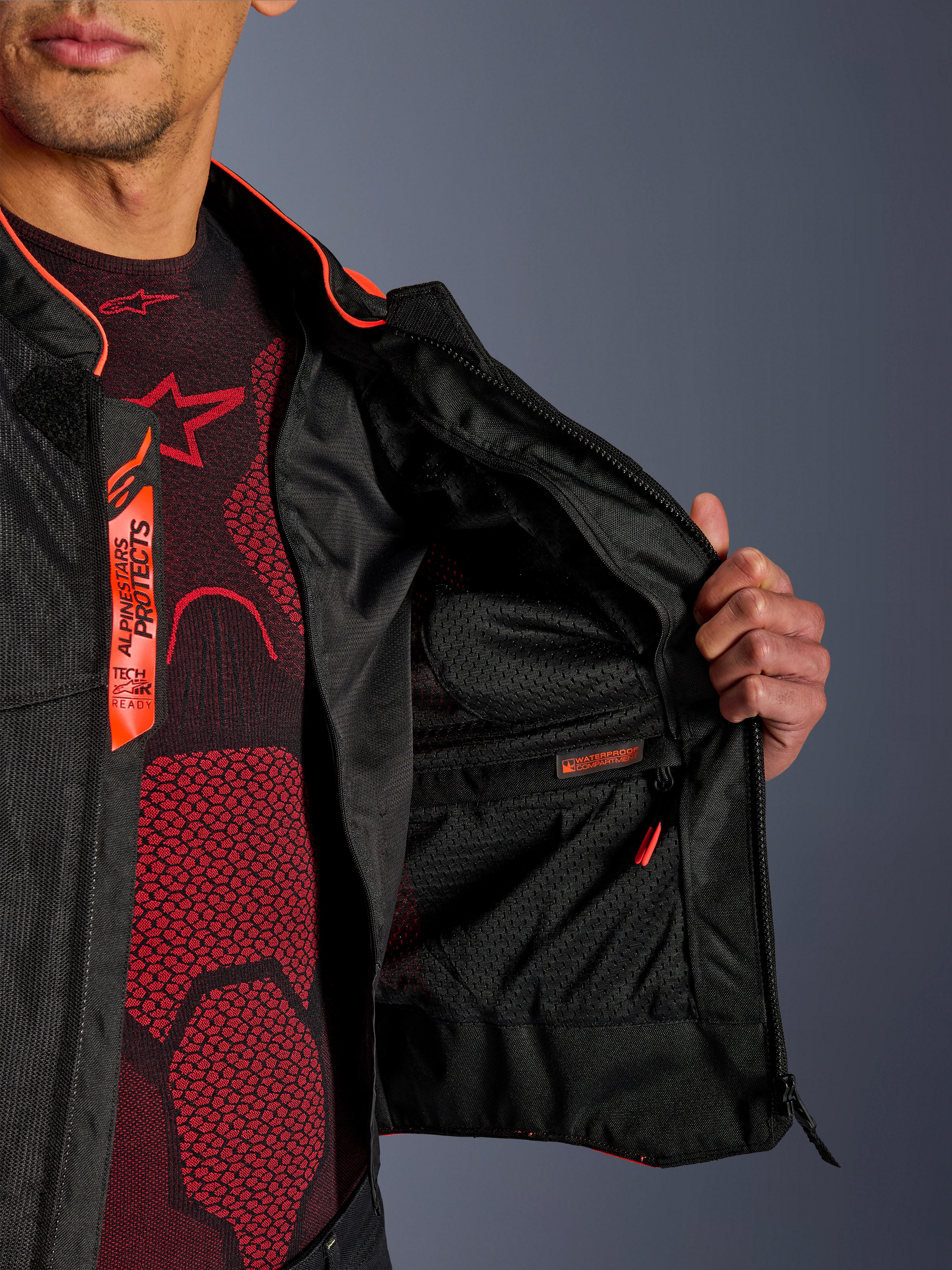 Alpinestars Viper Air V4 Jacket, szczegół wnętrza kurtki, widoczna wodoodporna wewnętrzna komora i oddychająca podszewka z siatki technologicznej, akcenty w kolorze Red Fluo i czarnym, logo Tech-Air Ready