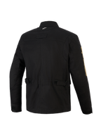 Alpinestars Dice Jacket, czarna miejska kurtka motocyklowa, widok z tyłu pokazujący paski regulacyjne w talii i plisowane ramiona, estetyka kurtki polowej vintage z nowoczesną konstrukcją tekstylną, z małym białym logo na kołnierzu i złotym brandingiem na rękawie