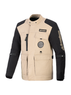 Alpinestars Dice Jacket, miejska kurtka motocyklowa, piaskowa i czarna, design inspirowany odzieżą roboczą z czterema przednimi kieszeniami użytkowymi i naszywkami z logo, wytrzymała konstrukcja tekstylna do jazdy miejskiej