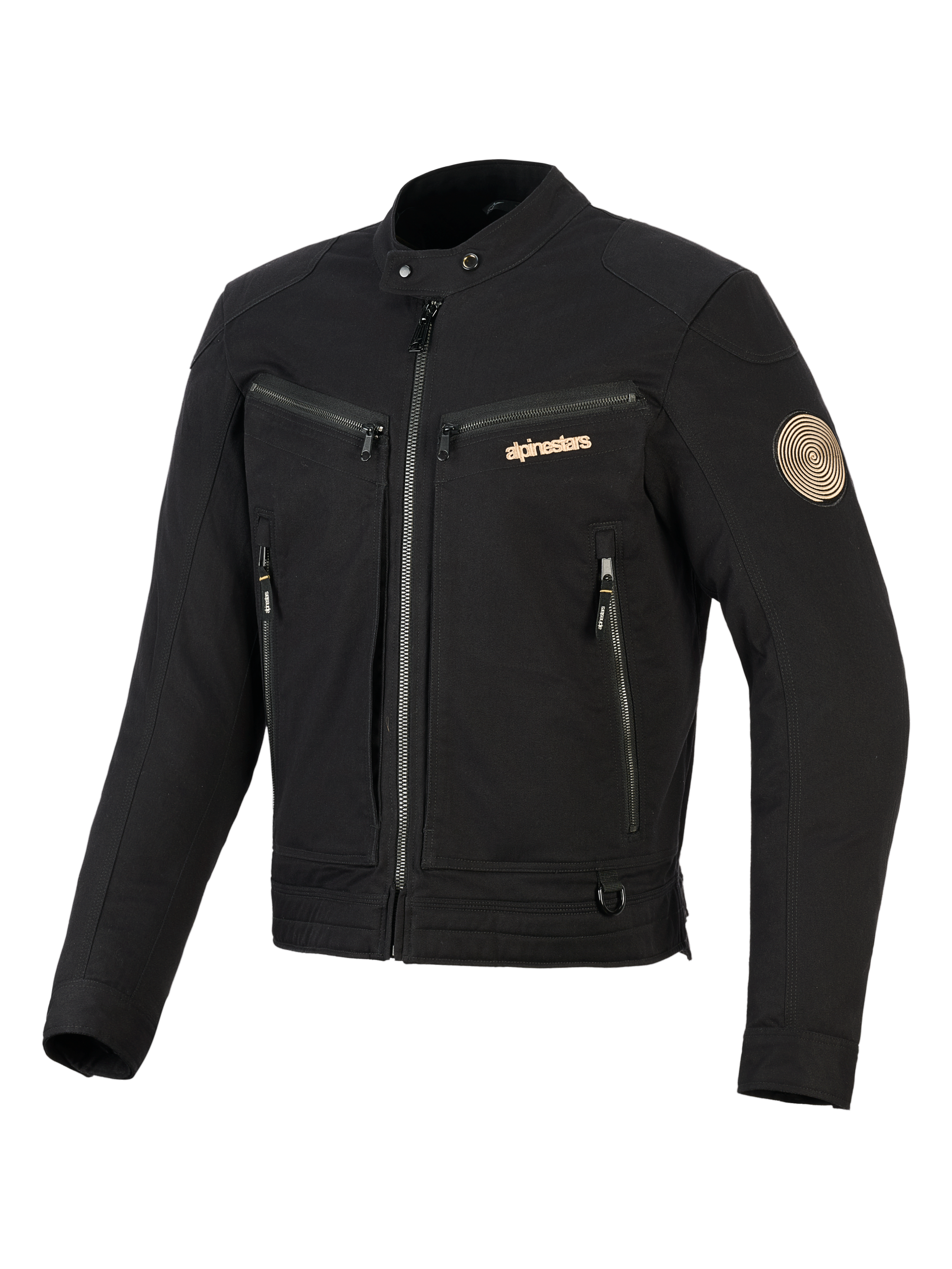 Alpinestars Bruiser Jacket, czarna miejska kurtka motocyklowa, kieszenie na klatce piersiowej i boczne zapinane na zamek, złoty branding i spiralna naszywka Oscar na ramieniu, tekstylny design inspirowany odzieżą roboczą