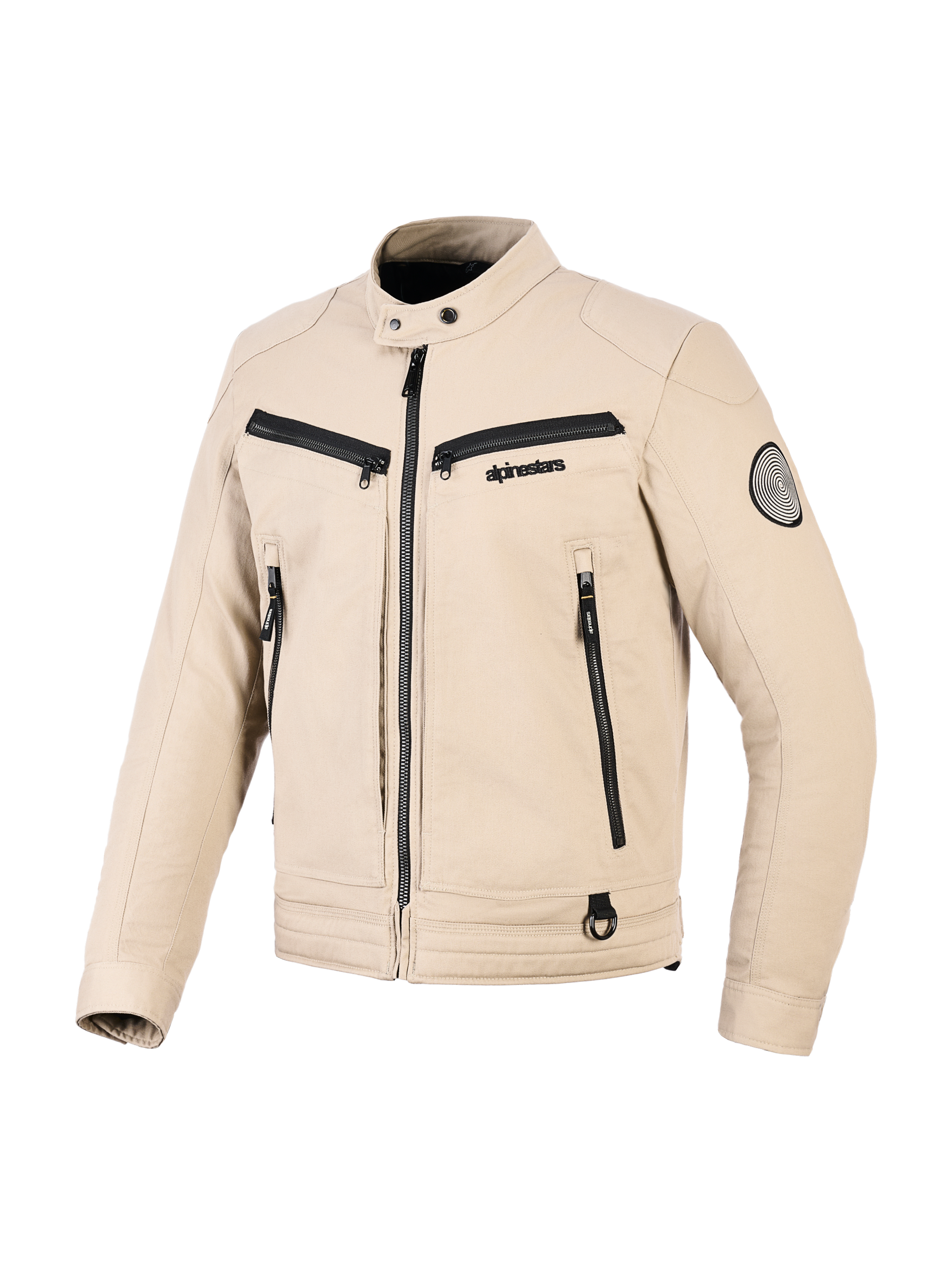 Alpinestars Bruiser Jacket, miejska kurtka motocyklowa, beżowa, konstrukcja tekstylna z czarnymi akcentami zamków, kołnierz na zatrzaski, liczne funkcjonalne kieszenie, okrągła naszywka z logo na rękawie, nowoczesny design inspirowany odzieżą roboczą