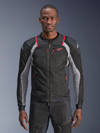 Alpinestars Troop-Air Pro Jacket, czarna i szara z jaskrawoczerwonymi akcentami, prezentowana na modelu, motocyklowa kurtka siatkowa z perforowanymi panelami wentylacyjnymi, czerwone kieszenie na zamek, białe logo na ramionach, techniczna odzież ochronna