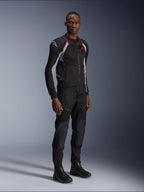 Kurtka Alpinestars Troop-Air Pro, Black Ash Gray i Bright Red, techniczna kurtka motocyklowa z siatki, z czerwonymi akcentami i białym logo na ramieniu, prezentowana z pasującymi czarnymi spodniami i butami, nowoczesna miejska odzież motocyklowa