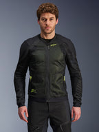 Alpinestars Troop-Air Jacket, czarna i żółta fluo, prezentowana na modelu, lekka konstrukcja z siatki mesh, neonowożółte zamki i branding, techniczna wentylowana kurtka motocyklowa do jazdy miejskiej.