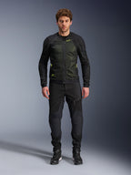 Męski model w kurtce Alpinestars Troop-Air w kolorze Black Yellow Fluo, z technicznymi panelami z siatki i jaskrawożółtymi akcentami, w zestawieniu z czarnymi spodniami i butami motocyklowymi, nowoczesna odzież motocyklowa na ciepłe dni