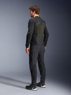 Kurtka Alpinestars Troop-Air w kolorze czarnym i żółtym fluo, widok z tyłu na męskiego modela ubranego w techniczną kurtkę powietrzną, z dużym tylnym panelem z siatki z żółtymi akcentami i fluorescencyjnymi żółtymi logo Alpinestars, w zestawieniu z czarnymi spodniami motocyklowymi.