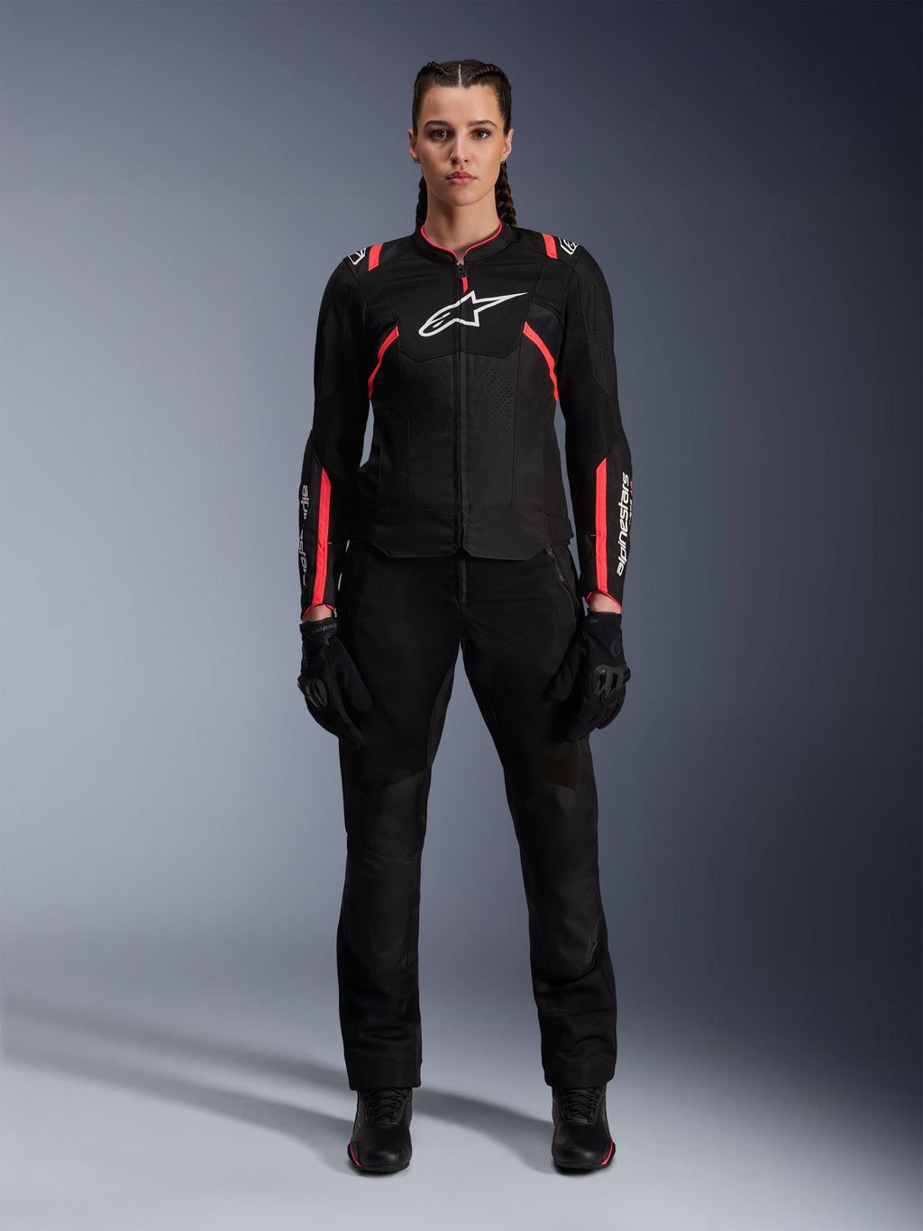 Alpinestars Stella T-SPS Air v2 Jacket, damska kurtka motocyklowa, czarna z różowymi akcentami Diva Pink, widok z przodu, białe logo na klatce piersiowej, siatkowe panele wentylacyjne, noszona z czarnymi spodniami i rękawicami, stylowy miejski strój motocyklowy