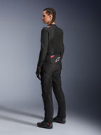 Alpinestars Stella T-Sps Air v2 Jacket, damska tekstylna kurtka motocyklowa, czarna z różowymi akcentami Diva Pink, widok z boku i od tyłu, duże panele z siatki zapewniające przepływ powietrza, białe logo z gwiazdą na plecach, noszona z dopasowanymi czarnymi spodniami, rękawicami i butami.