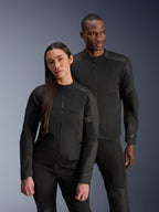Kurtka Alpinestars Stella C-1 Air, czarna, noszona przez modela i modelkę, techniczna konstrukcja z siatki zapewniająca przepływ powietrza, odblaskowe logo, nowoczesna miejska odzież motocyklowa