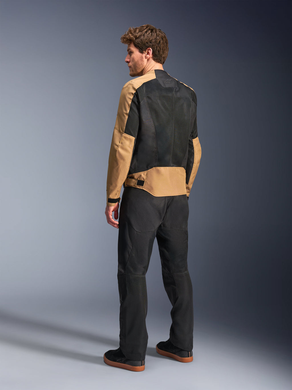 Alpinestars C-1 Air, męska miejska kurtka motocyklowa, piaskowa i czarna, widok z tyłu na modelu ukazujący panele z siatki tech mesh, letnia odzież tekstylna.