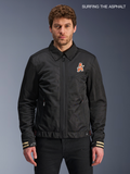 Alpinestars Kurtka Ignite Air, męska miejska motocyklowa kurtka tekstylna w kolorze czarnym, widok z przodu na model prezentujący tradycyjny kołnierzyk koszulowy, grafikę na klatce piersiowej inspirowaną stylem klubowym oraz certyfikowaną konstrukcję CE