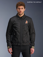 Alpinestars Kurtka Ignite Air, męska miejska motocyklowa kurtka tekstylna w kolorze czarnym, widok z przodu na model prezentujący tradycyjny kołnierzyk koszulowy, grafikę na klatce piersiowej inspirowaną stylem klubowym oraz certyfikowaną konstrukcję CE