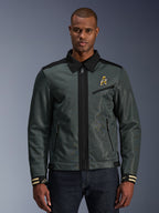 Alpinestars Ignite Air Jacket, miejska kurtka motocyklowa, ciemnozielona z czarnymi akcentami, zaprezentowana na modelu w jeansach, kołnierzyk typu Harrington, zapięcie na zamek, logo na piersi i mankiety w paski, nowoczesna konstrukcja z siatki i materiału tekstylnego do jazdy latem