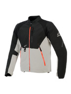 Alpinestars Provoke Jacket, miejska kurtka motocyklowa, czarna i metalicznie szara z fluorescencyjnymi czerwonymi akcentami przy zamkach, z laserowo perforowanymi panelami na klatce piersiowej, wzmocnieniami ripstop softshell i przednim mocowaniem D-ring, miejski design do jazdy w ciepłe dni