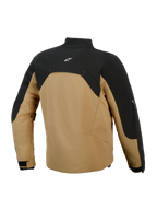 Kurtka Alpinestars Provoke, miejska kurtka motocyklowa, czarno-karmelowa, widok z tyłu przedstawiający czarny górny panel z białym logo, karmelowy korpus z materiału softshell, nowoczesna sylwetka z odblaskowymi akcentami, zaprojektowana dla motocyklistów miejskich