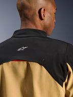 Alpinestars Provoke Jacket, miejska kurtka motocyklowa, czarno-camelowa, zbliżenie na górną część pleców i kołnierz z białym logo Astars na czarnym karczku oraz dolnymi panelami w kolorze camel, nowoczesny techniczny design inspirowany stylem outdoorowym