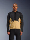 Alpinestars Provoke Jacket, miejska kurtka motocyklowa, czarna i w kolorze camel, widok z przodu na modelu, dwukolorowy design z białymi zamkami, kieszeń na klatce piersiowej z zamkiem i D-ringiem oraz małe białe logo Alpinestars, nowoczesna odzież dla miejskich motocyklistów.