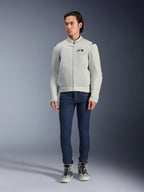Alpinestars Circal-1 Air Jacket, szara (Metal Gray), miejska kurtka motocyklowa z siatkowymi panelami wentylacyjnymi, prezentowana na modelu w niebieskich jeansach i szarych butach motocyklowych, minimalistyczny design do zrównoważonej jazdy miejskiej.