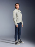 Kurtka Alpinestars Circal-1 Air w kolorze Metal Gray i Methyl Blue, prezentowana przez modela w ciemnoniebieskich jeansach i szarych butach sportowych, miejska letnia kurtka motocyklowa z dużymi panelami wentylacyjnymi z siatki i o minimalistycznym designie.