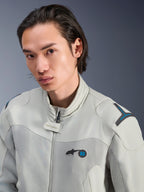 Alpinestars Circal-1 Air Jacket, Metal Gray z akcentami Methyl Blue, męski model w miejskiej letniej kurtce motocyklowej, zbliżenie na siatkowe panele wentylacyjne i minimalistyczny branding na klatce piersiowej