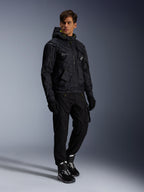 Kurtka Alpinestars Mogress Air, miejska kurtka motocyklowa, czarna z akcentami w kolorze Lime Punch i białym, noszona z czarnymi spodniami motocyklowymi, rękawicami oraz czarno-białymi butami, nowoczesny design inspirowany stylem utility.