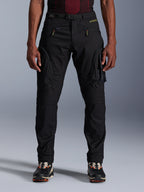 Alpinestars Acteon Pants, czarne miejskie spodnie motocyklowe, krój regular fit ze zwężanymi nogawkami, boczne kieszenie cargo z odwróconymi zamkami błyskawicznymi, zintegrowany pasek i żółte logo, ochronna odzież tekstylna