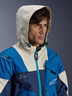 Kurtka Alpinestars Mogress Air w kolorze Blue Almond, miejska kurtka motocyklowa o panelowym designie w kolorze niebieskim i kremowym, model z założonym kapturem, lekka tekstylna konstrukcja z technicznymi detalami zamków.