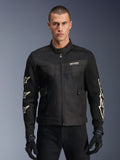 Alpinestars T-Dyno Air Jacket, czarna tekstylna kurtka motocyklowa, z białymi grafikami gwiazd na rękawach i logo na klatce piersiowej, panele z siatki zapewniające wentylację, krój motocyklowy inspirowany stylem vintage, noszona z czarnymi rękawicami i spodniami