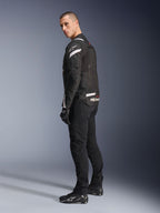 Alpinestars T-Stunt Air Jacket, czarno-biała, modułowa kurtka motocyklowa z panelami z siatki technicznej, pokazana z profilu od tyłu na modelu, noszona z czarnymi spodniami i butami motocyklowymi, z białymi akcentami i logo na ramionach i plecach.