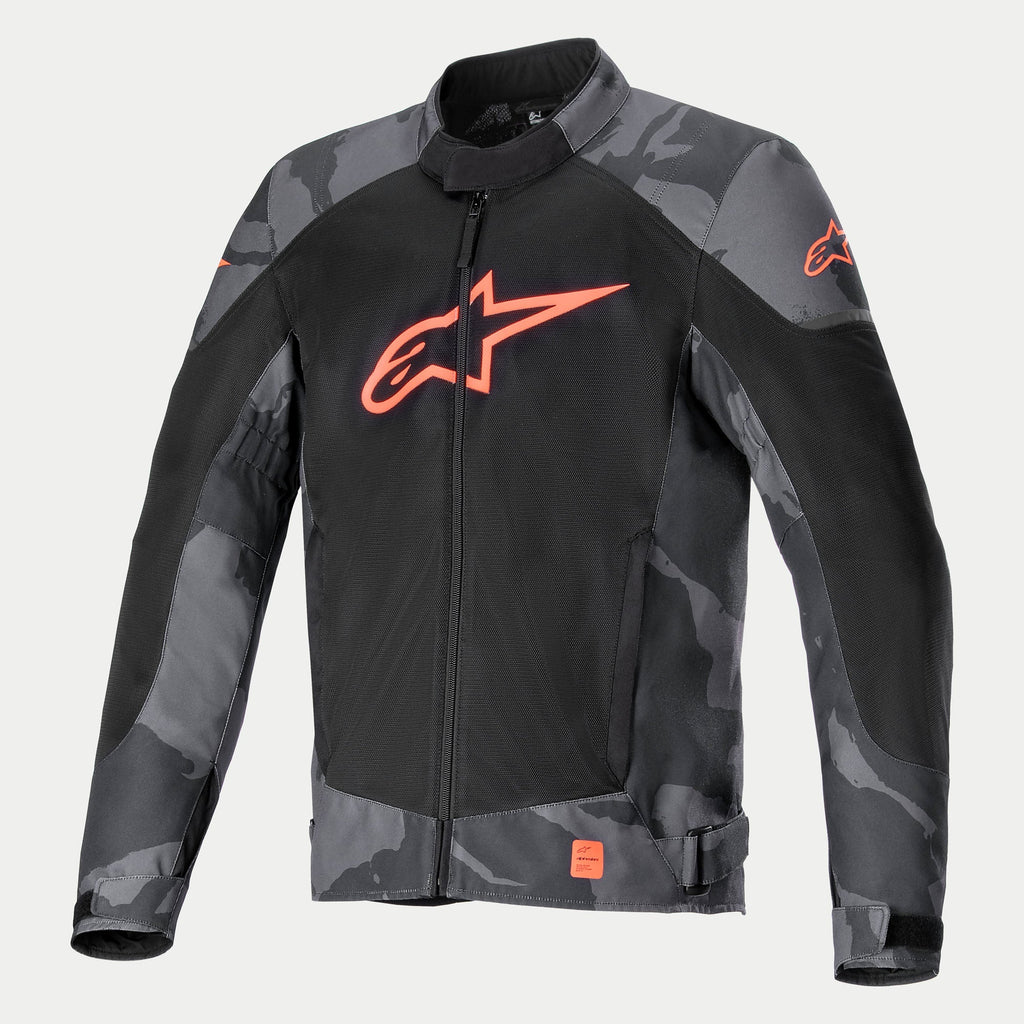 Alpinestars T-SP X Superair Jacket, tekstylna kurtka motocyklowa, szary kamuflaż i fluorescencyjny czerwony, duże fluorescencyjne czerwone logo Alpinestars na czarnym siatkowym tułowiu, rękawy i ramiona we wzór kamuflażu, lekka konstrukcja z panelami wentylacyjnymi o wysokim przepływie powietrza