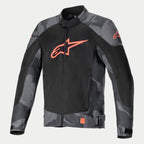 Alpinestars T-SP X Superair Jacket, tekstylna kurtka motocyklowa, szary kamuflaż i fluorescencyjny czerwony, duże fluorescencyjne czerwone logo Alpinestars na czarnym siatkowym tułowiu, rękawy i ramiona we wzór kamuflażu, lekka konstrukcja z panelami wentylacyjnymi o wysokim przepływie powietrza