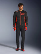 Alpinestars MM93 C-1 Air Jacket, kurtka motocyklowa, czarno-czerwona (Red Fluo), z brandingiem Marca Marqueza i logo 93, model w dopasowanych czerwonych rękawicach i czarnych spodniach, lekka tekstylna i siateczkowa konstrukcja do jazdy miejskiej