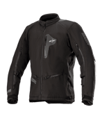 Alpinestars Venture XT Jacket, czarna tekstylna kurtka motocyklowa, widok z przodu ukazujący zapinaną na zamek kieszeń na piersi i duże otwory wentylacyjne na rękawach, regulowane paski na rękawach, wysoki kołnierz, wodoodporna konstrukcja do adventure touring.