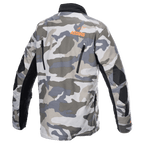 Kurtka Alpinestars Venture XT, Mojave Camo Orange Fluo, widok z tyłu, szaro-biały wzór kamuflażu, pomarańczowe logo ASTARS w górnej części pleców, czarne zamki wentylacyjne, wzmocnione panele na rękawach, motocyklowa kurtka adventure touring
