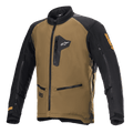 Alpinestars Venture XT Jacket, motocyklowa kurtka turystyczna adventure, camelowa i czarna, z kieszeniami na klatce piersiowej i bocznymi zapinanymi na zamek, zamkami wentylacyjnymi na rękawach, regulowanymi paskami na ramionach i pomarańczowym logo Astars