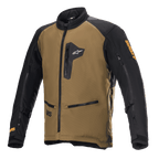 Alpinestars Venture XT Jacket, motocyklowa kurtka turystyczna adventure, camelowa i czarna, z kieszeniami na klatce piersiowej i bocznymi zapinanymi na zamek, zamkami wentylacyjnymi na rękawach, regulowanymi paskami na ramionach i pomarańczowym logo Astars